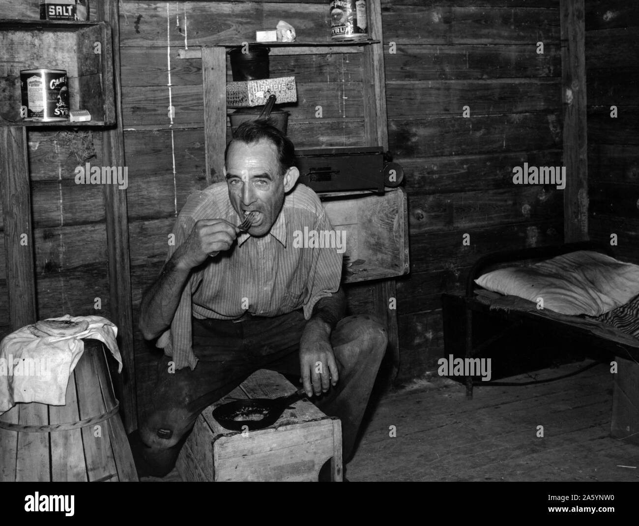 Landwirtschaftliche wanderarbeit Arbeiter aus Tennessee, früher eine Eisenbahn Mann, Abendessen essen in sein Shack, ein altes Haus. Homestead, Florida 1939 Stockfoto