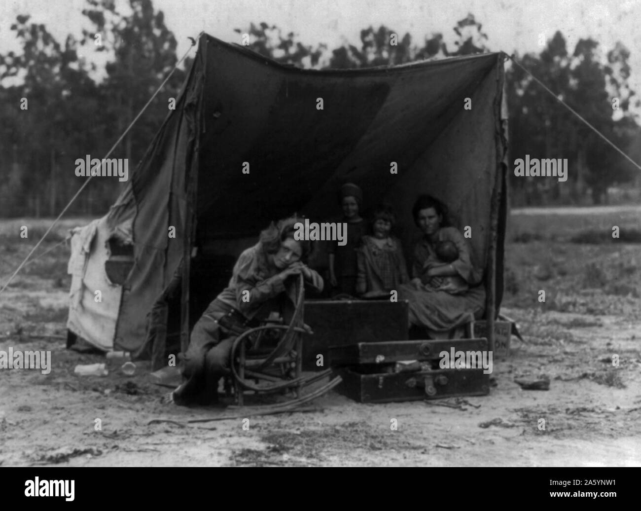 Familie der landwirtschaftlichen Wanderarbeitnehmer Arbeiter. Sieben hungrige Kinder. Mutter dreißig Jahren. Vater ist gebürtiger Kalifornier. Nipomo, Kalifornien von Dorothea Lange 1895-1965, datiert 1936. Foto zeigt Florenz Thompson mit mehrere ihrer Kinder in einem Zelt shelter als Teil des Migrant Mutter'-Serie 1936 Stockfoto