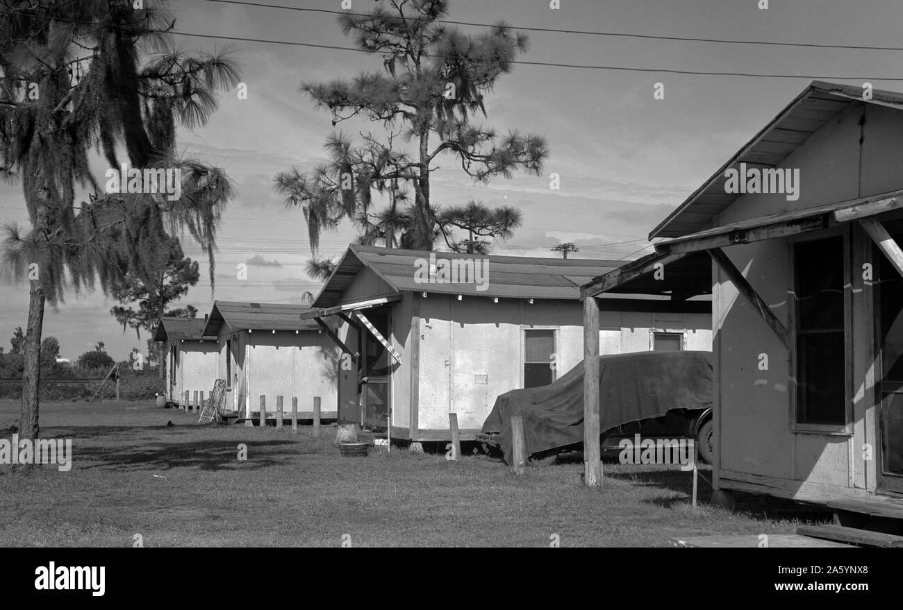 Gehäuse in einem Tourist Camp die Wanderarbeitnehmer citrus Arbeitnehmer besetzt. Viele Migranten, die es sich nicht leisten, solche Häuser zu mieten, leben in Zelten oder in Rohöl hausgemachte Anhänger. Winterhaven, Florida 19370101 Stockfoto