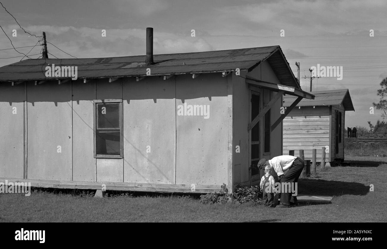 Camp von Migranten citrus Arbeitnehmer verwendet. Einige Migranten nicht leisten, solche Häuser zu mieten, und Leben in Zelten oder rohes hausgemachte Anhänger. Winterhaven, Florida 19370101 Stockfoto