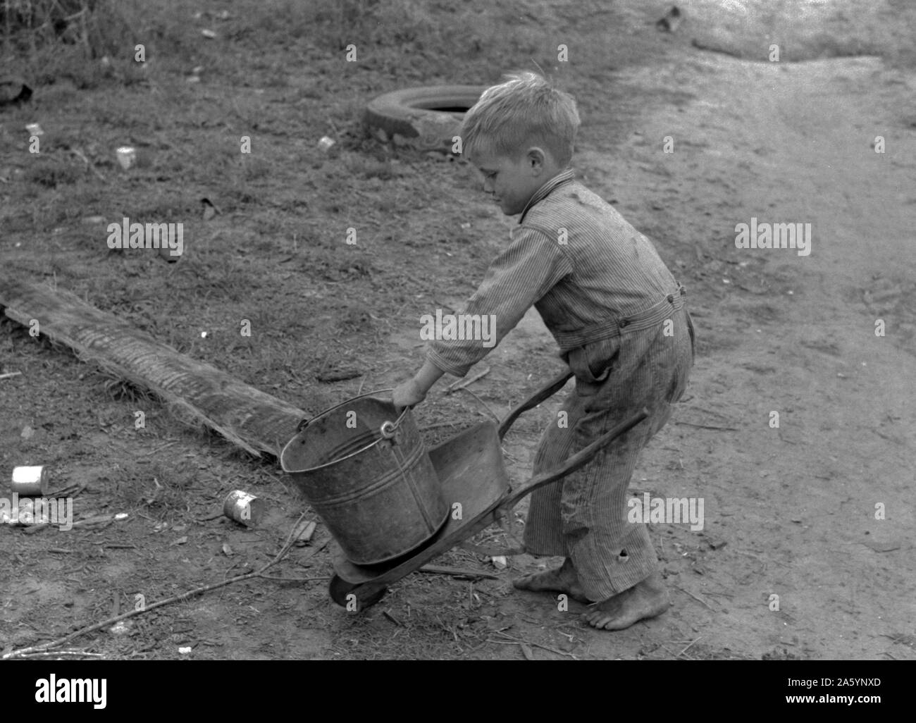Kind der weißen Wanderarbeitnehmer spielen mit Automobil Werkzeuge in der Nähe von Harlingen, Texas von Russell Lee, 1903-1986, Fotograf Datum 19390101. Stockfoto