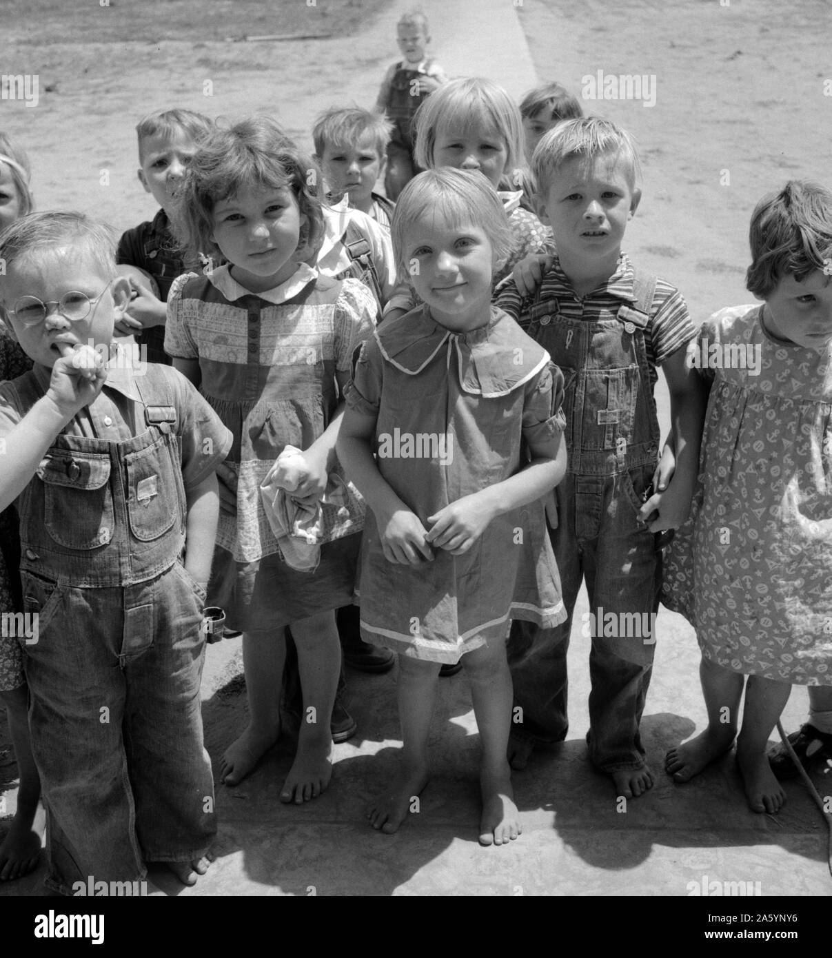 Tulare County. Farm Security Administration (FSA) Lager für landwirtschaftliche Wanderarbeit. Kinder, die den Kindergarten besuchen. Kalifornien. Farmersville Camp von Dorothea Lange 1895-1965 vom 19390101 Stockfoto