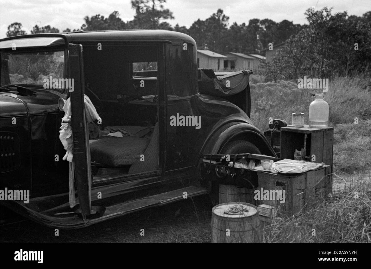 Auto von landwirtschaftlichen Wanderarbeitnehmer verwendet; das Heck wurde als ein Bett, in der Nähe von Winter Haven, Florida 19370101 behoben. Stockfoto