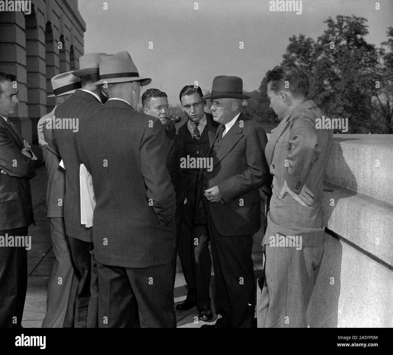 Washington, D.C. Vertreter Sam Rayburn, Majorität Führer des Hauses, hält einen informellen Pressekonferenz im Freien. 19390101 Stockfoto