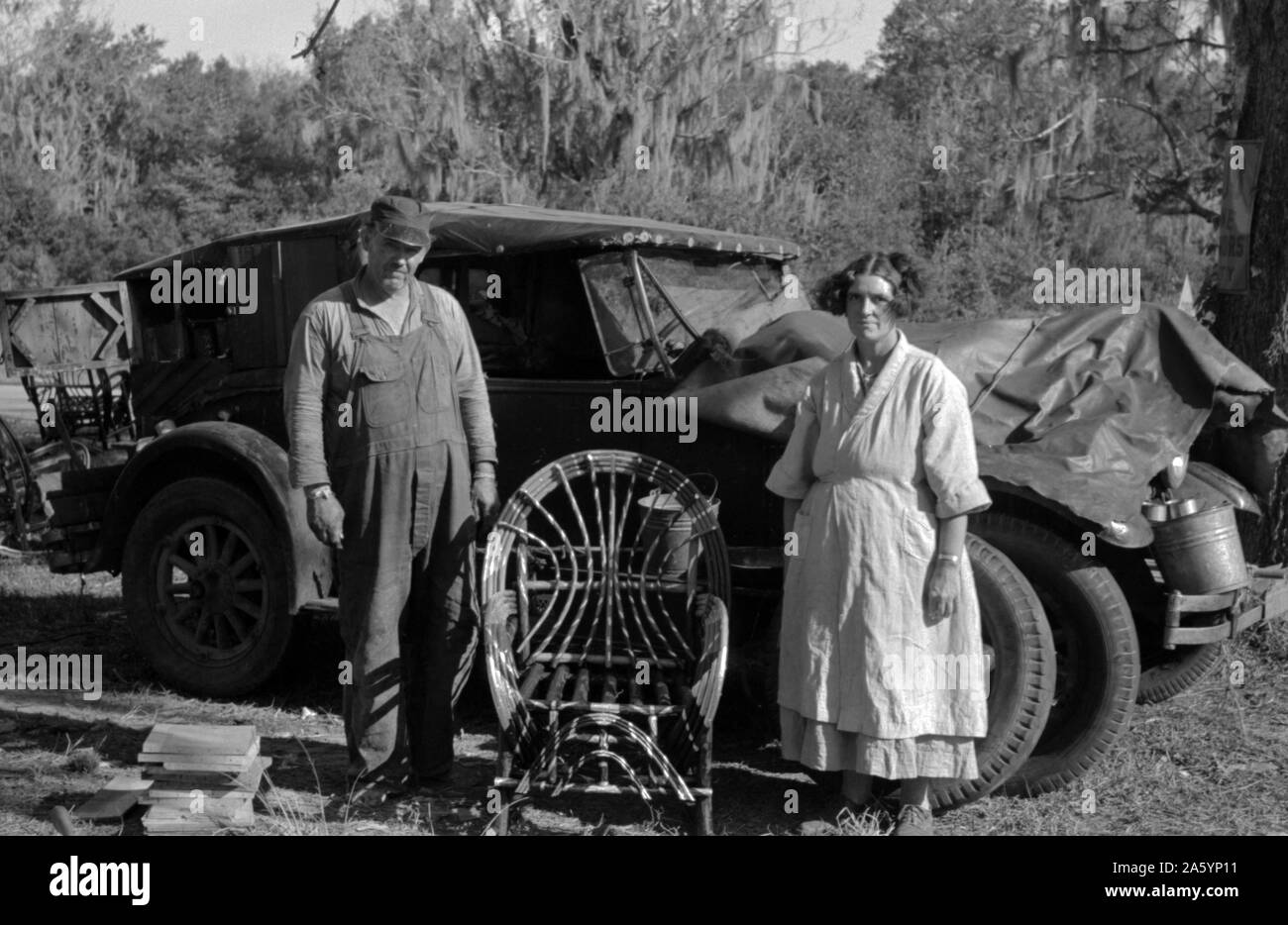 Migrant Zuckerrohr Stuhl Teekocher und Frau vor ihr Auto zu Hause, in der Nähe von Paradis, Louisiana, 19380101; von Russell Lee, 1903-1986, Stockfoto