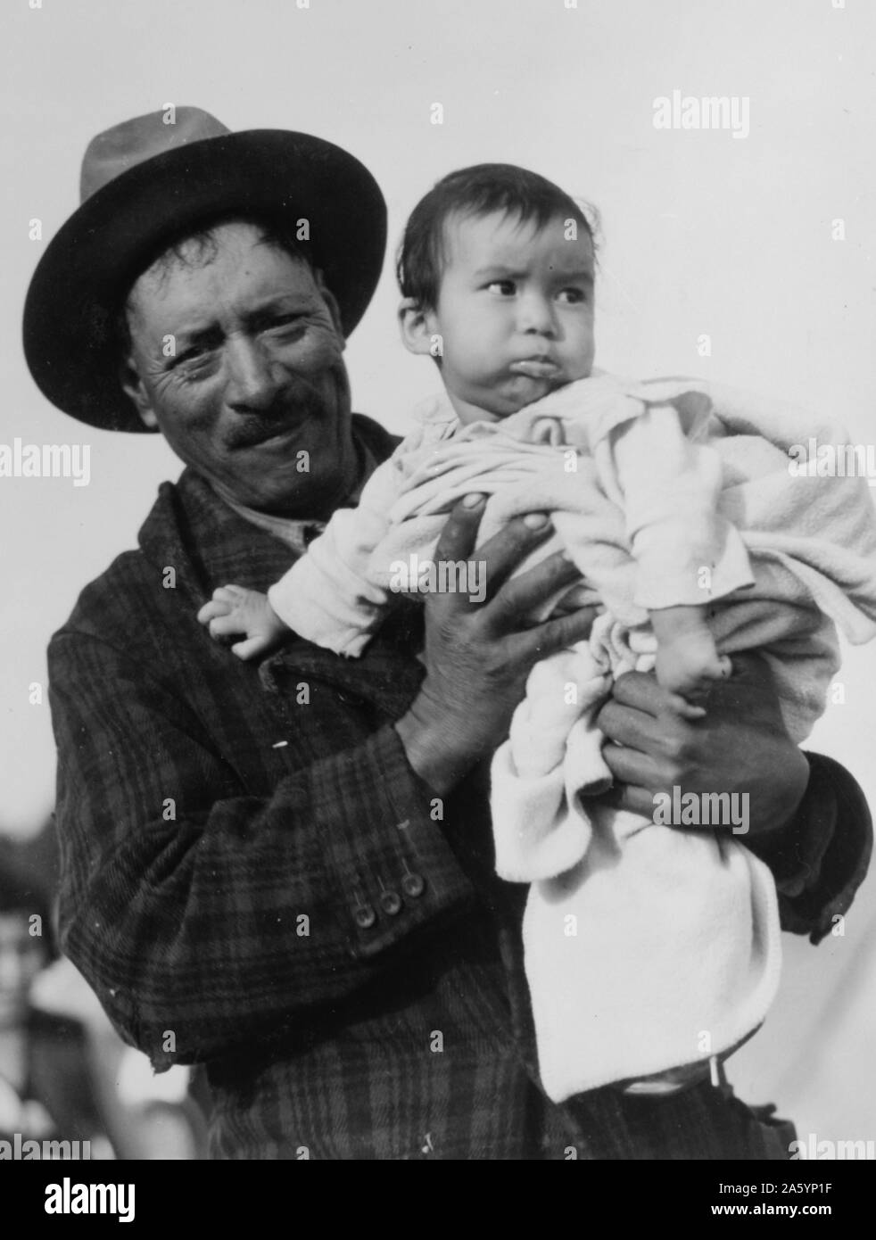 Migrant mexikanischen Vater, der sein Kind halten. von Dorothea Lange 1895-1965, datiert 1935 Stockfoto