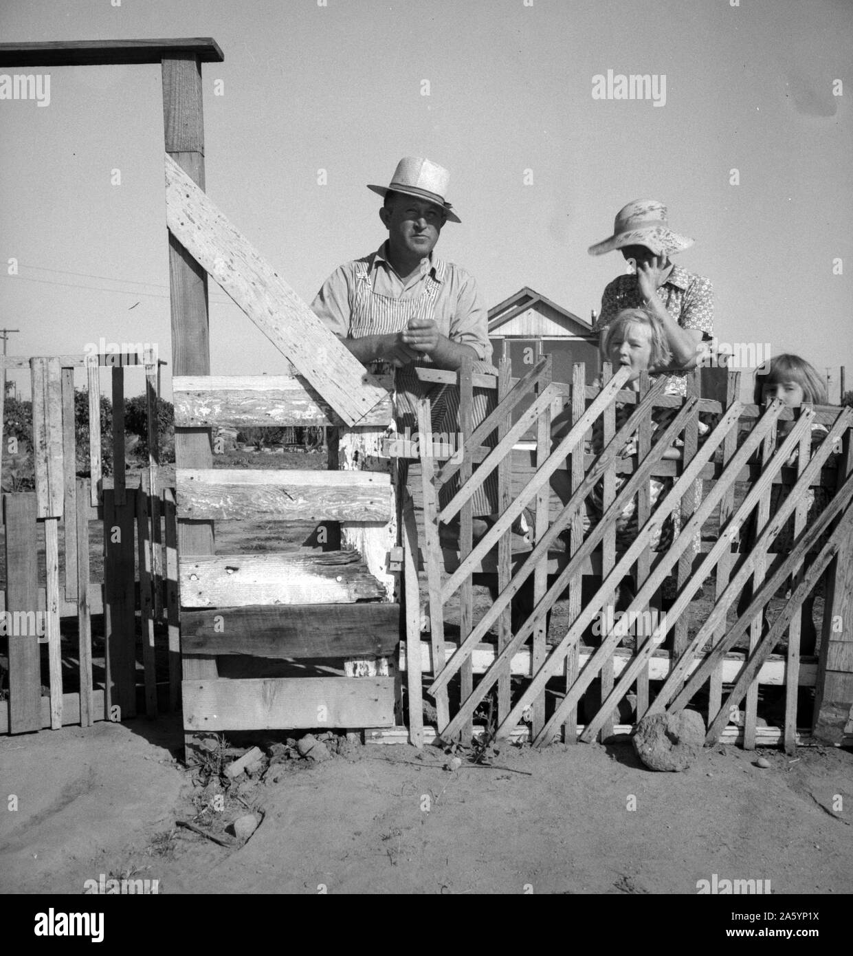 Highway City, Kalifornien, in der Nähe von Fresno. Familie aus Oklahoma; haben in Kalifornien seit sechs Jahren, Wanderarbeiter jetzt auf der Works Progress Administration (WPA), aus der Sie aus bei der Eröffnung der Ernte 1939 geschnitten werden kann. Ihr Haus ist eine von vielen ähnlichen Strukturen, die Sie versuchen, durch Ihre eigenen Bemühungen auf armen Land, für die Sie zahlen ein paar Dollar pro Monat aus dem WPA-Budget zu konstruieren. Ihr Licht Bill ist 2 Dollar pro Monat. Wasserrechnung einen Dollar pro Monat, Kerosin zum Kochen fünf Dollar pro Monat von Dorothea Lange 1895-1965, datiert 1939 Stockfoto