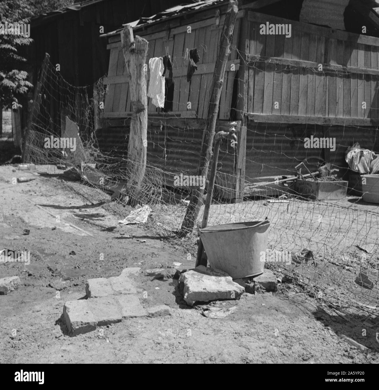 Home der mexikanischen Arbeiter, die Wasserversorgung. Brawley, Imperial Valley, Kalifornien von Dorothea Lange 1895-1965, datiert 1935 Stockfoto