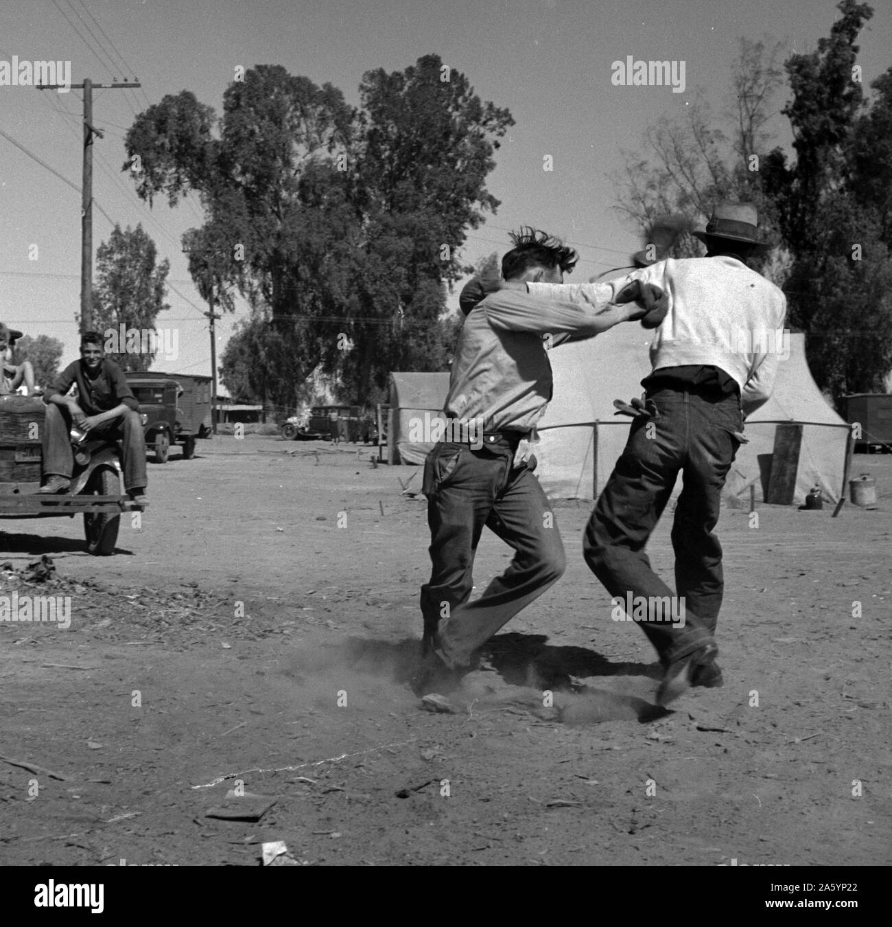Erholung in einem wandernden landwirtschaftliche Arbeitnehmer' Camp in der Nähe von Holtville, Kalifornien von Dorothea Lange 1895-1965, datiert 1939 Stockfoto