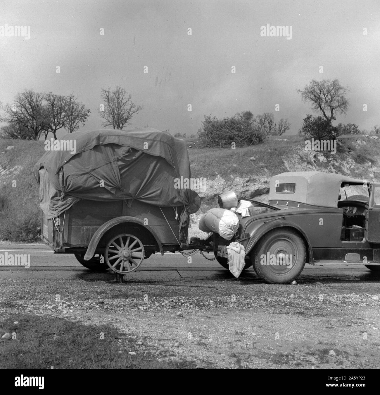 Ein Öl Arbeiter baut sich einen Anhänger und nimmt auf die Straße. Kalifornien von Dorothea Lange 1895-1965, datiert 1936 Stockfoto