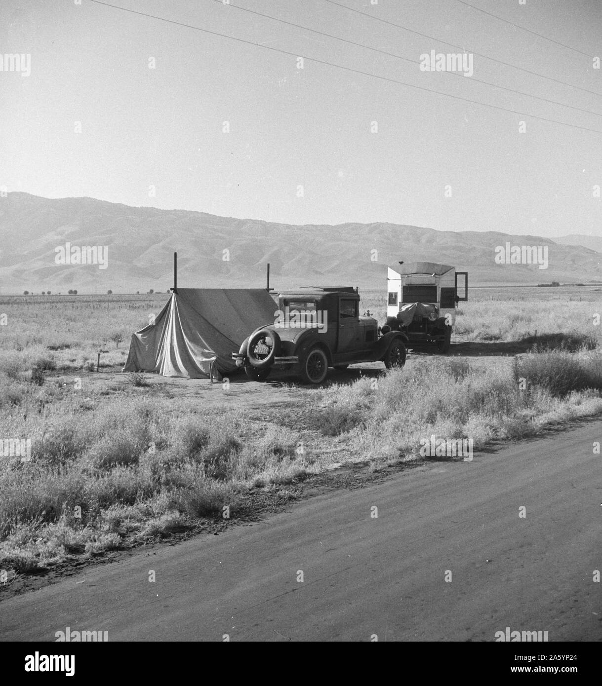 Vorübergehende Kartoffel Arbeitnehmer camping entlang der Autobahn. In der Nähe von Shafter, Kalifornien von Dorothea Lange 1895-1965, datiert 1935 Stockfoto