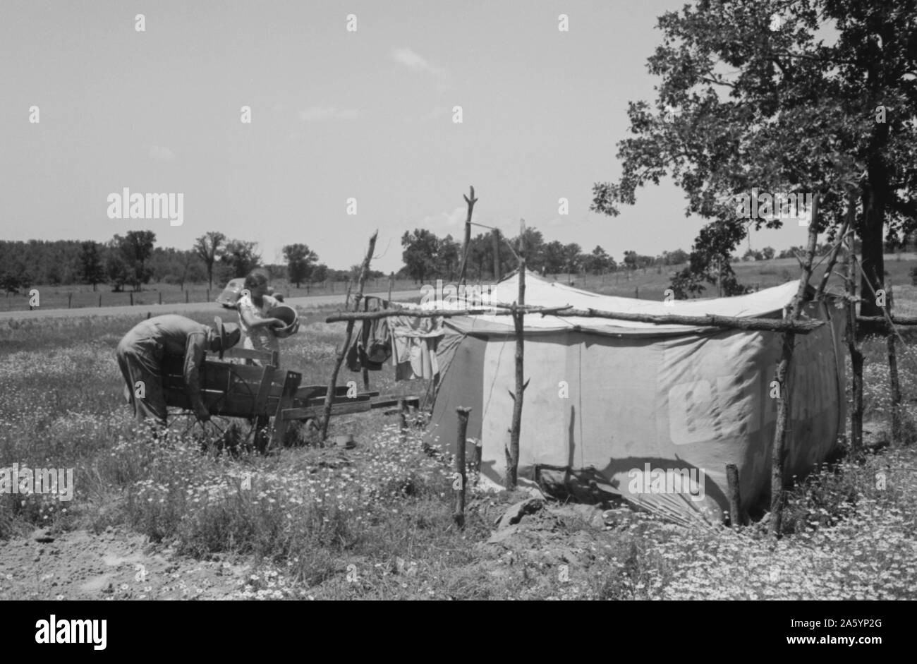 Lager der Wanderarbeiter, die sich entlang der Straße ihre Sachen in einen Warenkorb zu verschieben, lagerten in der Nähe von Vian, Sequoya County, Oklahoma 19390101. von Russell Lee, 1903-1986, Stockfoto