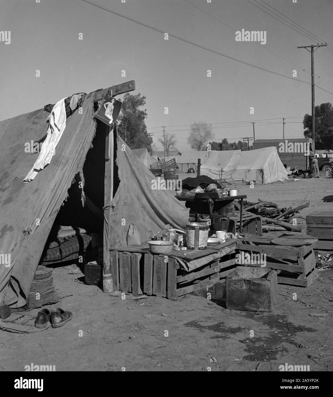 In der Nähe von Holtville, Imperial Valley, Kalifornien. Wandernde arbeit Gehäuse während Karotte Ernte. Dieses Feld im Besitz der Eigentümer des angrenzenden Lebensmittelgeschäft und General Store, können Arbeitnehmer auf Lager hier mieten. Etwa 60 Familien lebten in Camp von Dorothea Lange 1895-1965, datiert 1939 Stockfoto