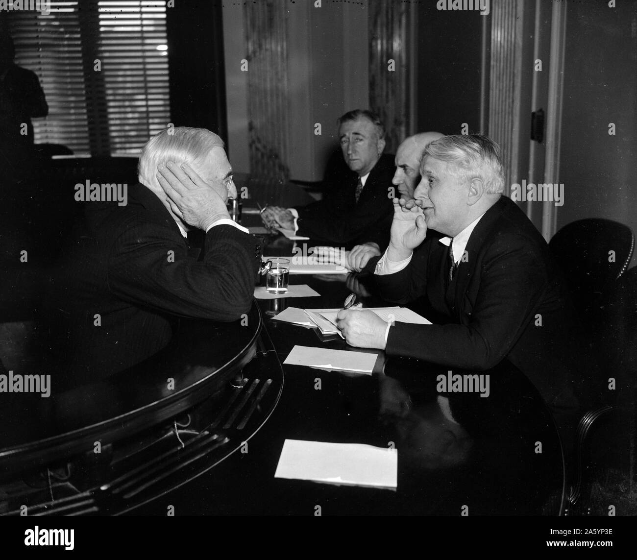Washington, D.C., 24.02.28. Senator James J. Davis (links), der Republikaner von Pennsylvania, erhält einen anderen Earful von Bernard Baruch nach dem Fest Finanzier der Schuld des New Deal Politik für die gegenwärtige Arbeitslosigkeit vor dem Senat Arbeitslosigkeit und Relief Committee heute. 1938 Stockfoto