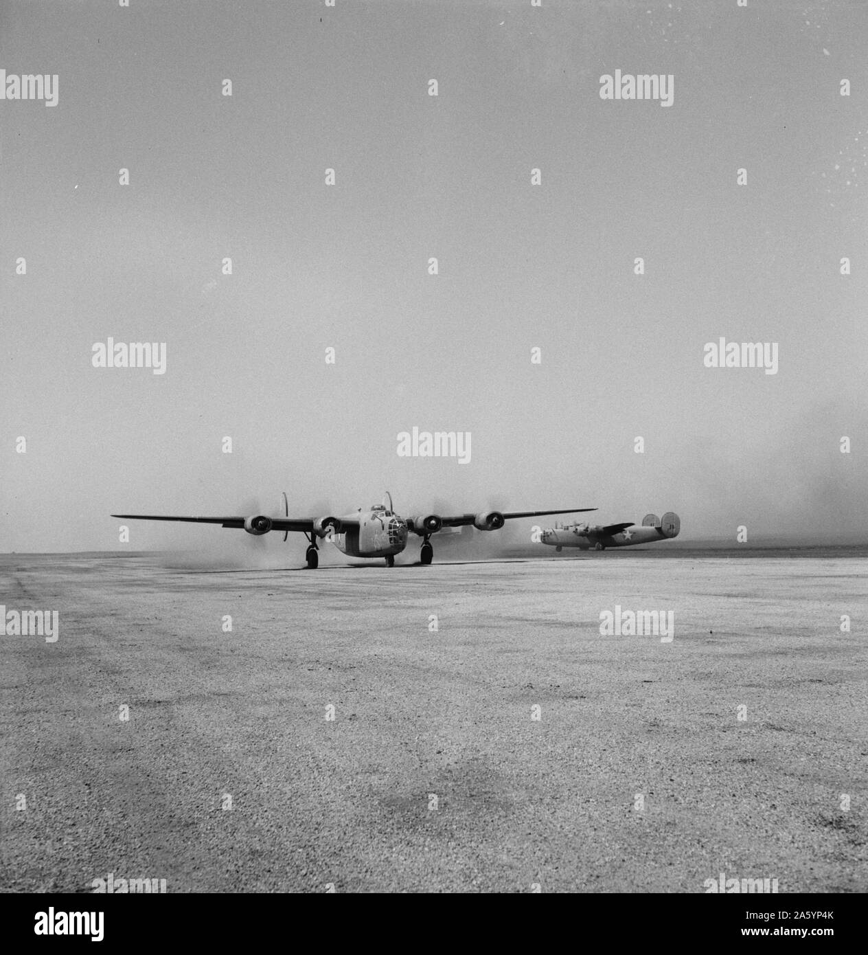 B-24-Bomber der US-Army 9 Air Force an ihrer Basis irgendwo in Libyen im Jahr 1943, der zweite Weltkrieg Stockfoto