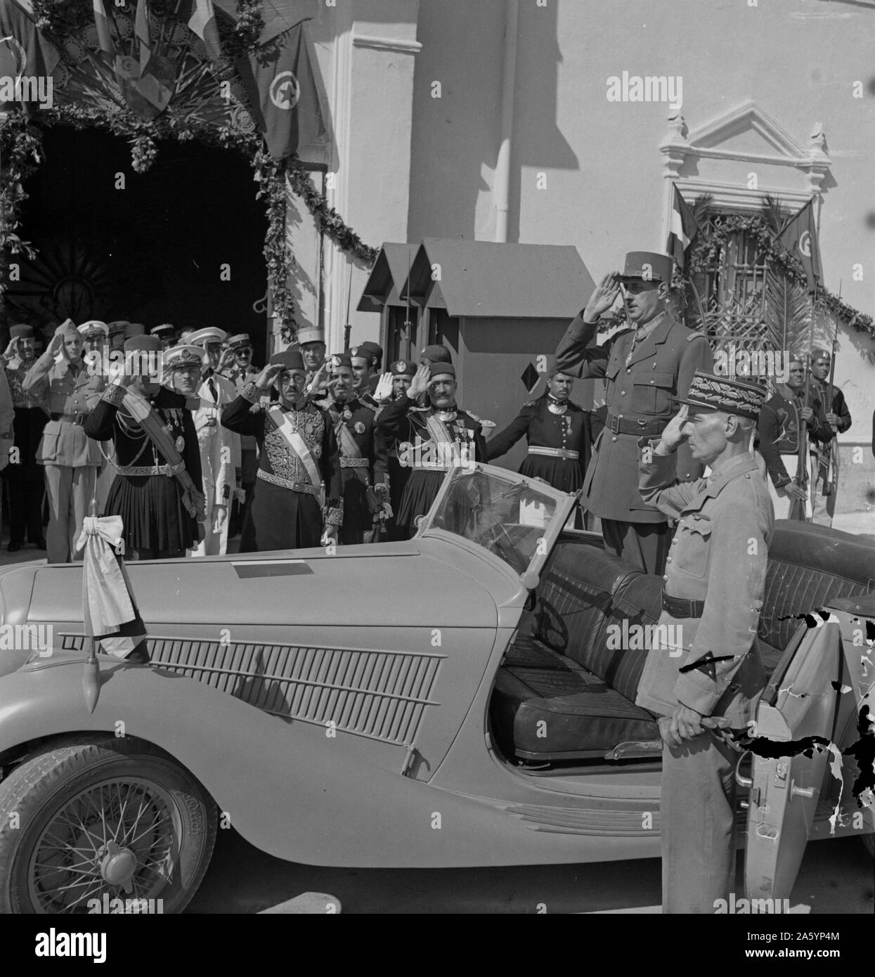 Karthago, Tunesien. General de Gaulle, durch allgemeine Mast begleitet, Salutierte wie die Band spielt Marseillaise außerhalb der Sommer Palast des Bey von Tunis im Jahr 1943, der zweite Weltkrieg Stockfoto