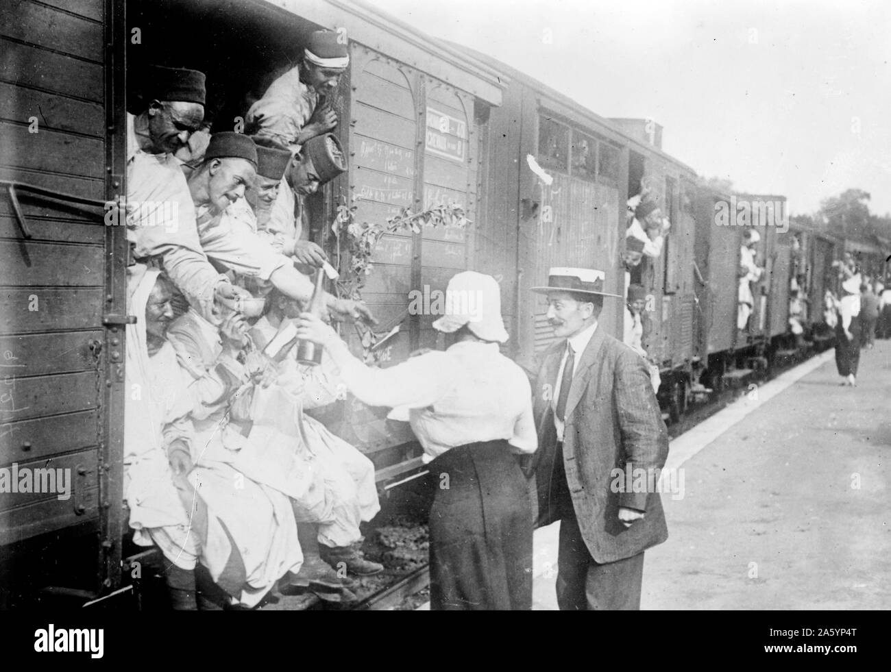 Foto zeigt Menschen geben Wein algerische Soldaten bei Champigny, Frankreich im ersten Weltkrieg. Stockfoto