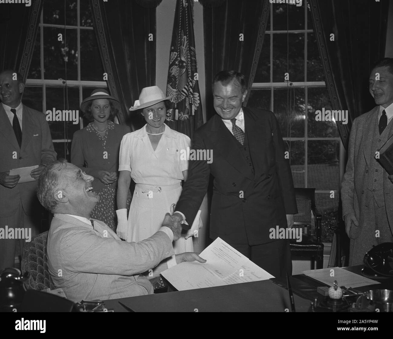 Washington, D.C. 11. Juli 1941. Robert Jackson war, die wie Präsident Roosevelt's Büro Gerechtigkeit Verbinden des Obersten Gerichtshofs vereidigt vor einem Publikum bestehend aus die meisten der hohen Beamten der New Deal, mit denen er für sieben Jahre verbunden war. Stockfoto