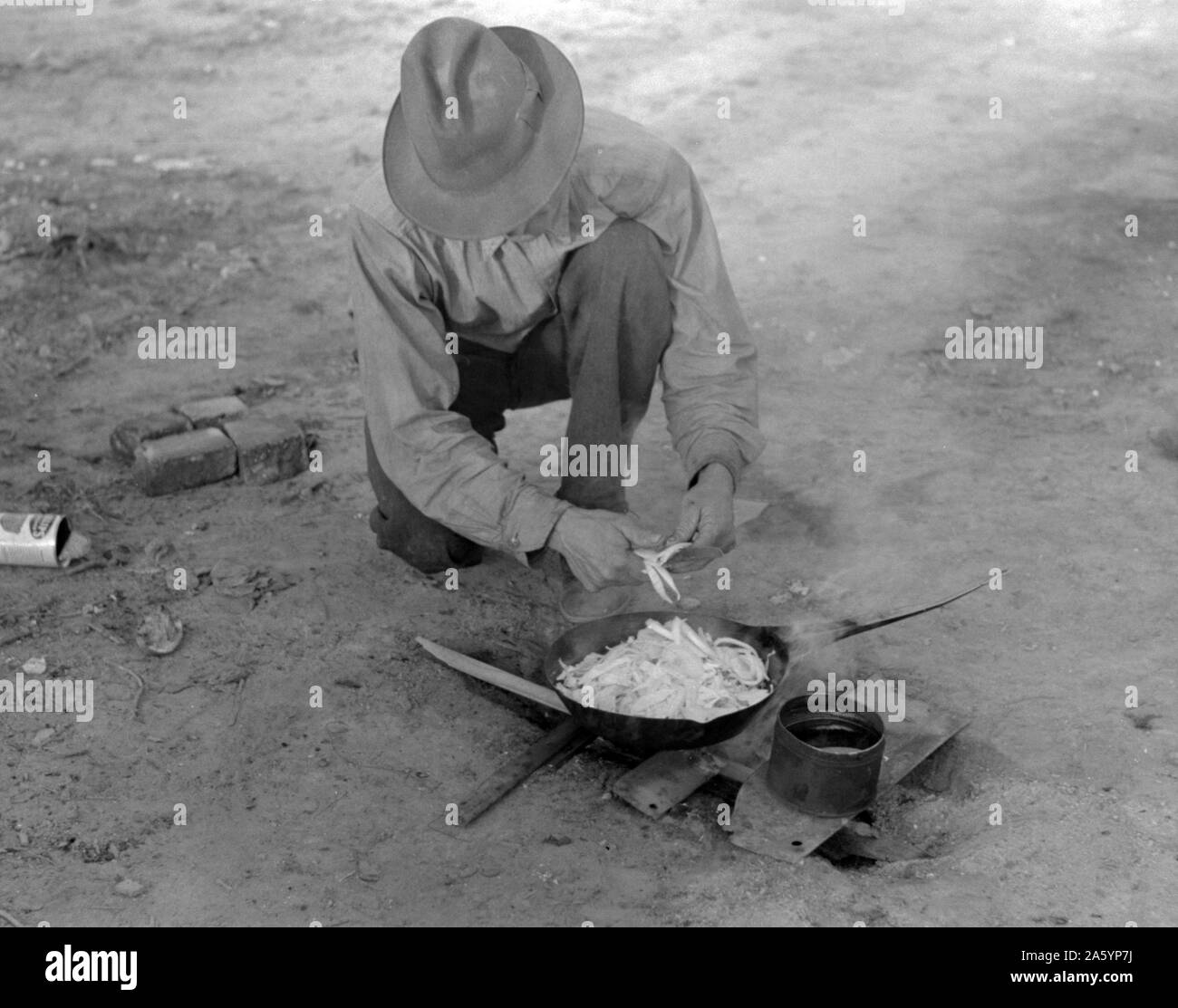 Wanderarbeitnehmer kochen Essen über dem Lagerfeuer, Edinburg, von Russell Lee, 1903-1986, Fotograf Veröffentlichung: 19390101 Feb. Stockfoto