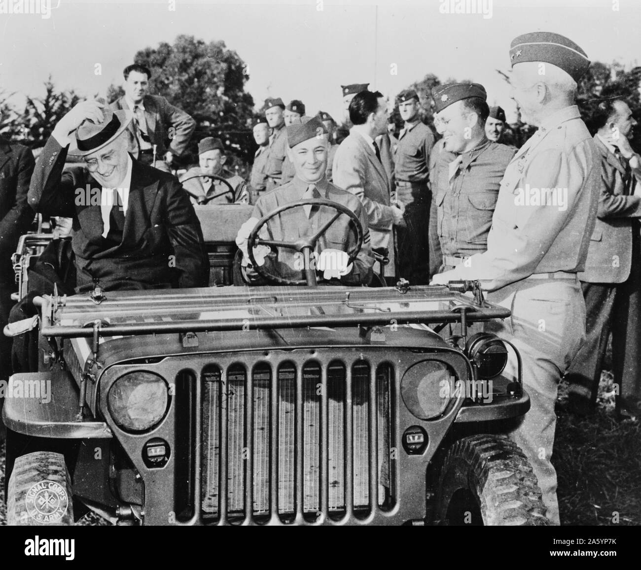 Casablanca, Marokko. Präsident Roosevelt Überprüfung von amerikanischen Truppen aus einer Armee Jeep 1943 Stockfoto