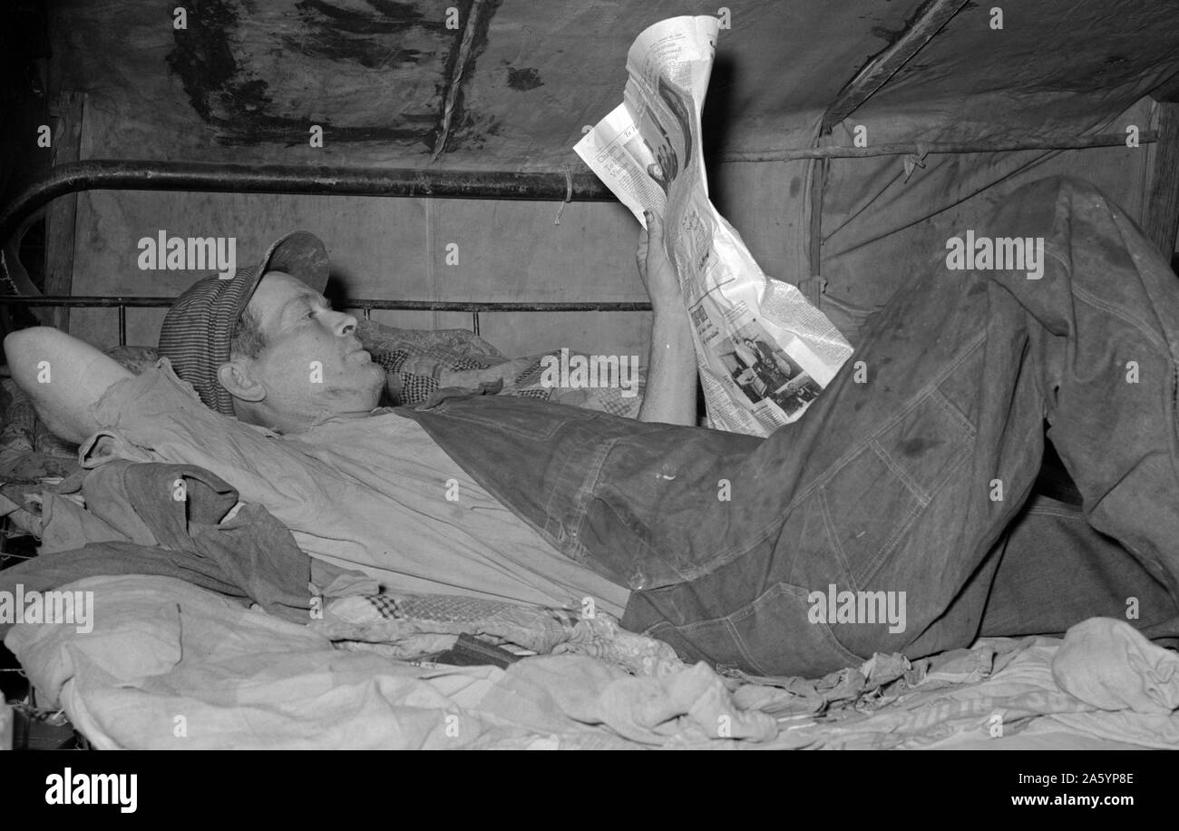 Wanderarbeitnehmer auf Bett im Zelt zu Hause. Mercedes, Texas. Von Russell Lee, 1903-1986, Fotograf 19390101 Feb. Stockfoto