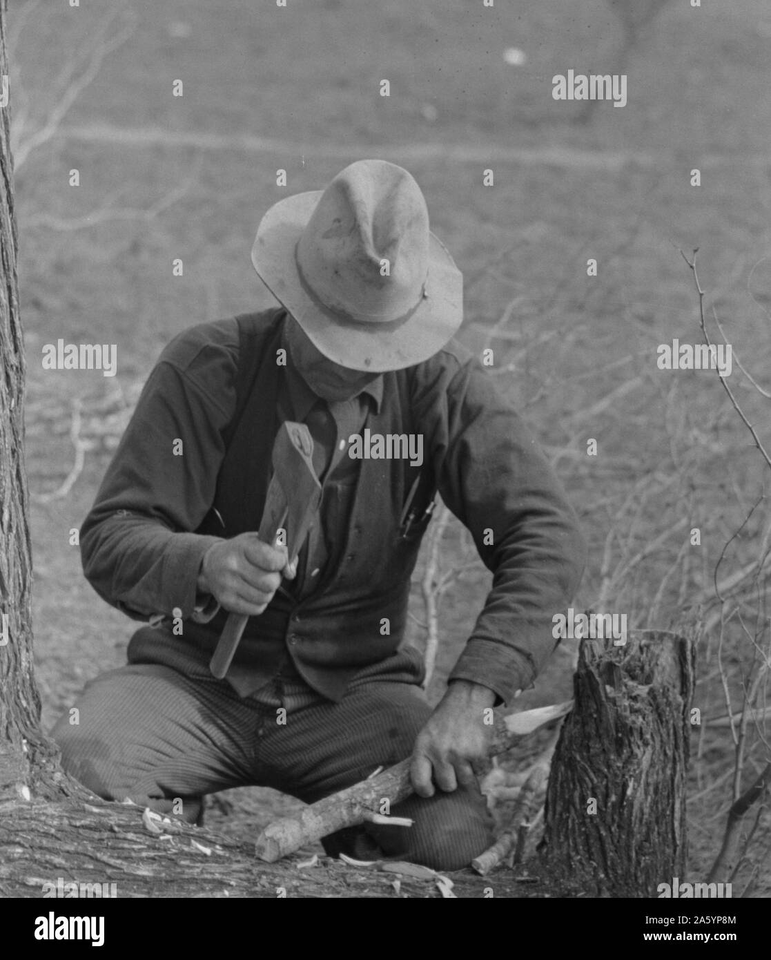 Wanderarbeitnehmer, die Pfähle für den Aufbau seines Zeltes, Nähe von Harlingen, Texas von Russell Lee, 1903-1986, vom 19390101. Stockfoto