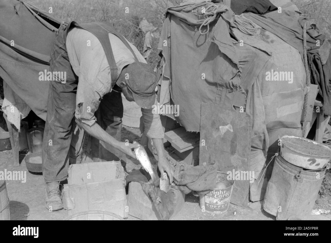 Weiße Wanderarbeiter Reinigung Fische in der Nähe von Mercedes, Texas von Russell Lee, 1903-1986, datiert 19390101. Stockfoto
