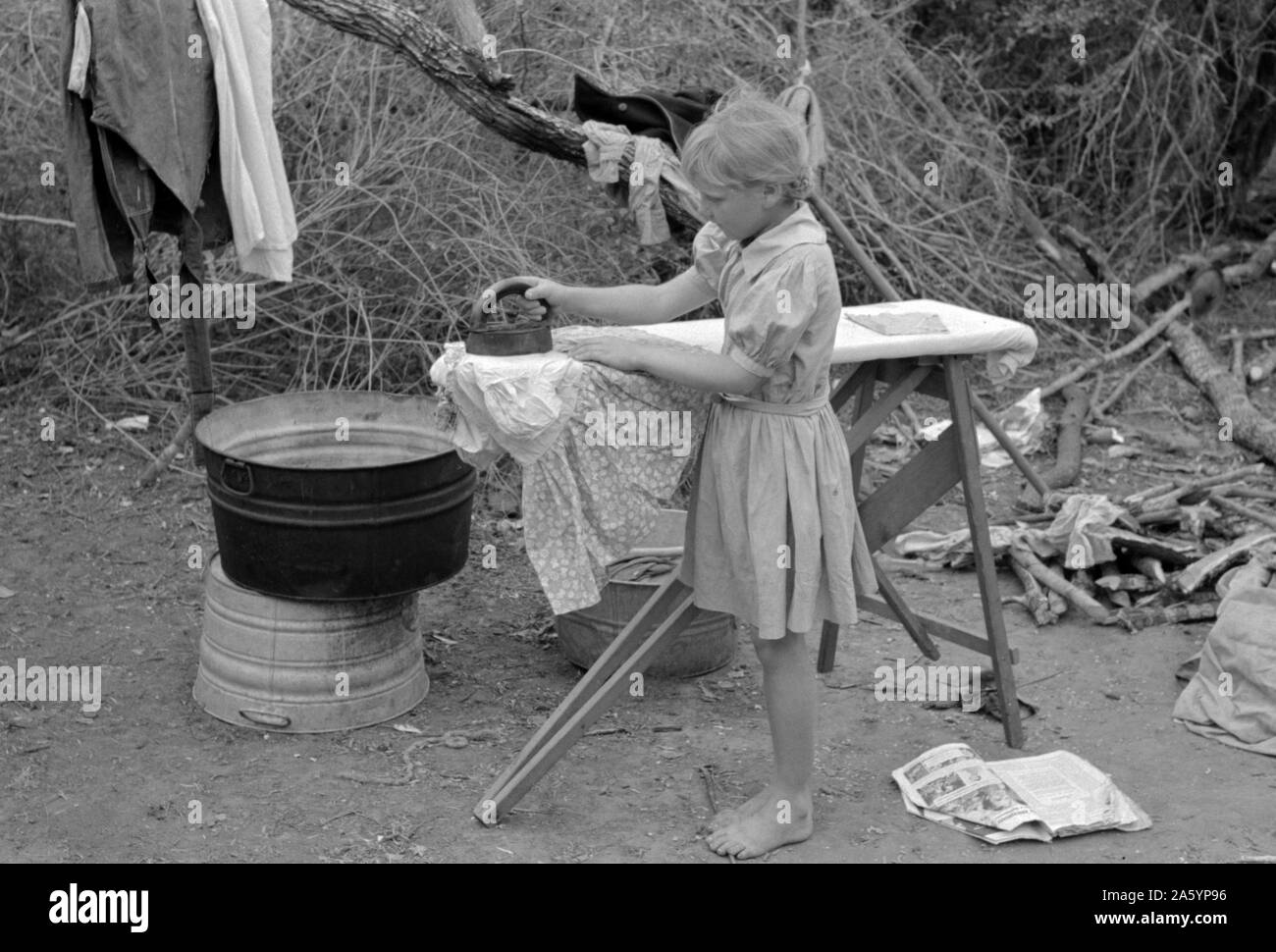 Kind der weißen Wanderarbeitnehmer Bügeln im Camp in der Nähe von Harlingen, Texas von Russell Lee, 1903-1986, vom 19390101. Stockfoto