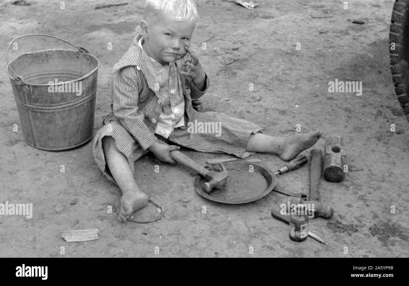 Kind weiß Wanderarbeitnehmers spielen mit Automobil-Tools in der Nähe von Harlingen, Texas von Russell Lee, 1903-1986, datiert 19390101. Stockfoto