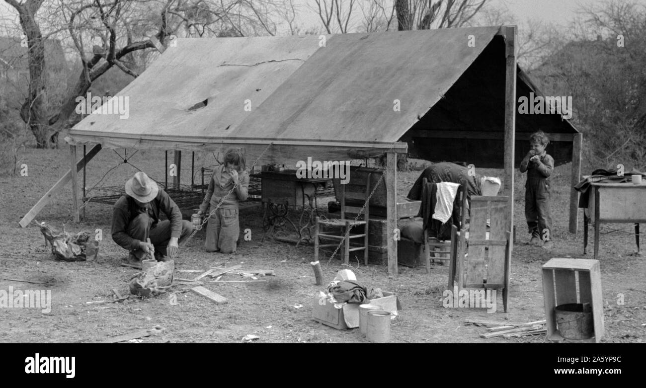 Einrichten von Zelt nach Hause. Wanderarbeiter in der Nähe von Harlingen, Texas von Russell Lee, datiert 1903-1986, 19390101. Stockfoto