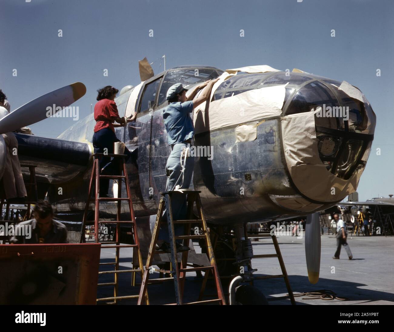 Farbfoto einer Zweiten Welt Krieg, North American B-25 Bomber für Malerei prepped auf der North American Aviation, Inc. fotografiert von Alfred T. Palmer (1903-1993) für seine Fotografien Americana während des Zweiten Weltkriegs bekannt, als er ein Büro des Krieges Informationen Fotograf. Vom 1942 Stockfoto