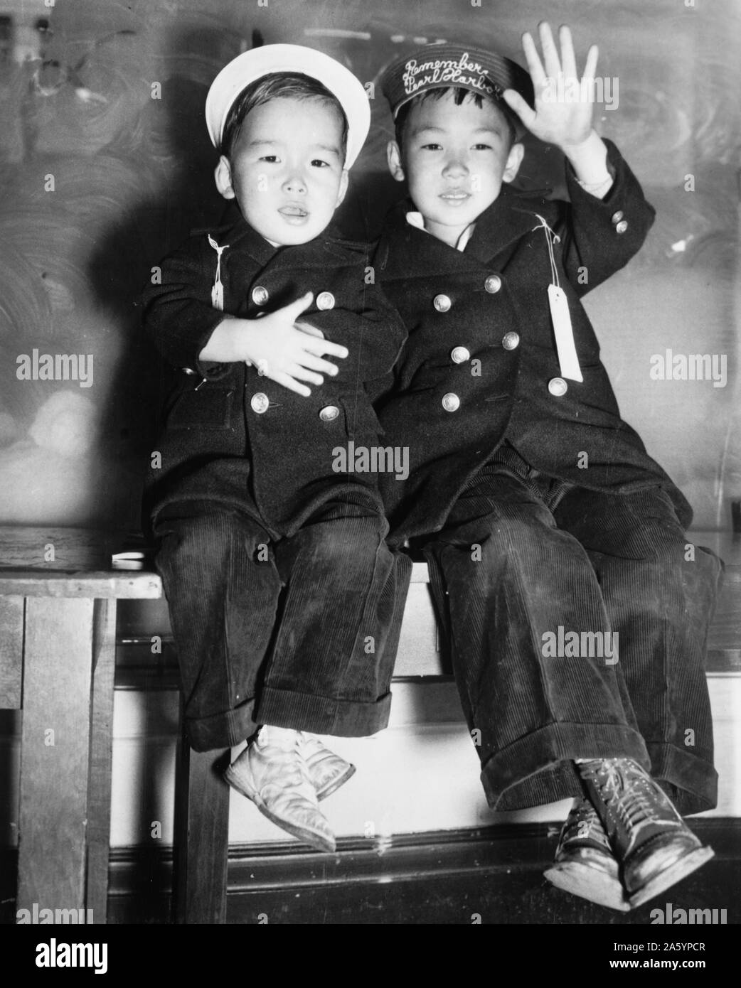 Fotografieren der Evakuierung von zwei japanischen Jungs aus San Francisco durch den Pearl Harbor Angriffen. Vom 1942 Stockfoto