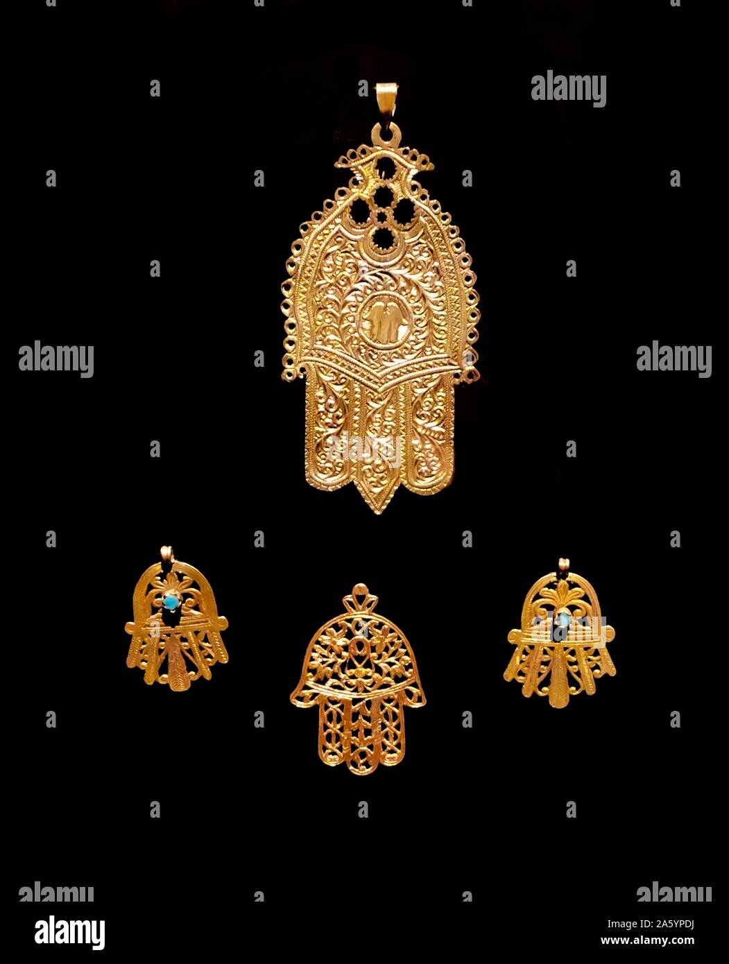 Goldene Palme geformt Amulett, genannt, die Hamsa im gesamten Nahen Osten und Afrika. Vom 18. Jahrhundert Stockfoto