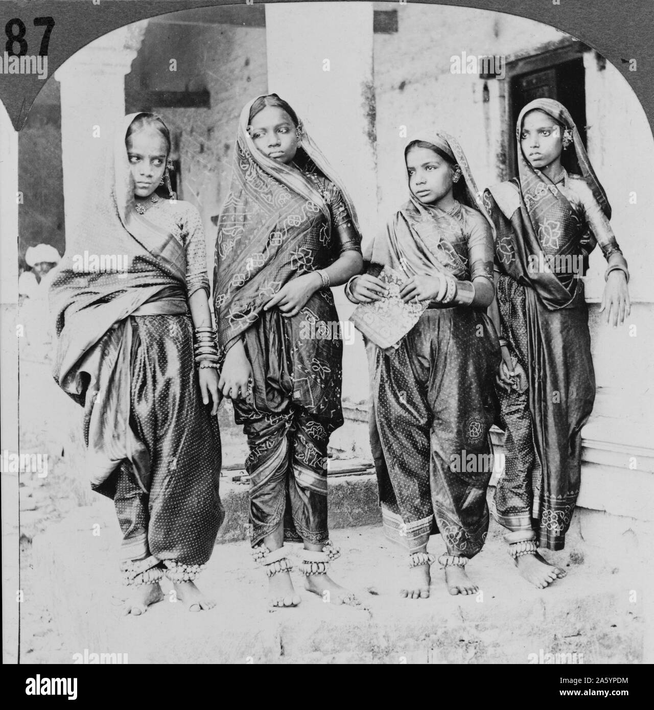 Fotodruck von hohen Kaste Hindus von Bombay. Die jungen Frauen sind in traditioneller Tracht gekleidet. Keystone View Unternehmen gutgeschrieben. Datiert 1922 Stockfoto