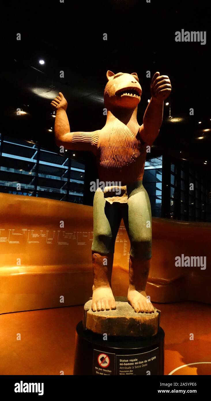Hölzerne Royal Statue, die König Gele als einen halben Mann, halb Löwe Kreatur aus Benin, Afrika. Vom 17. Jahrhundert. Stockfoto