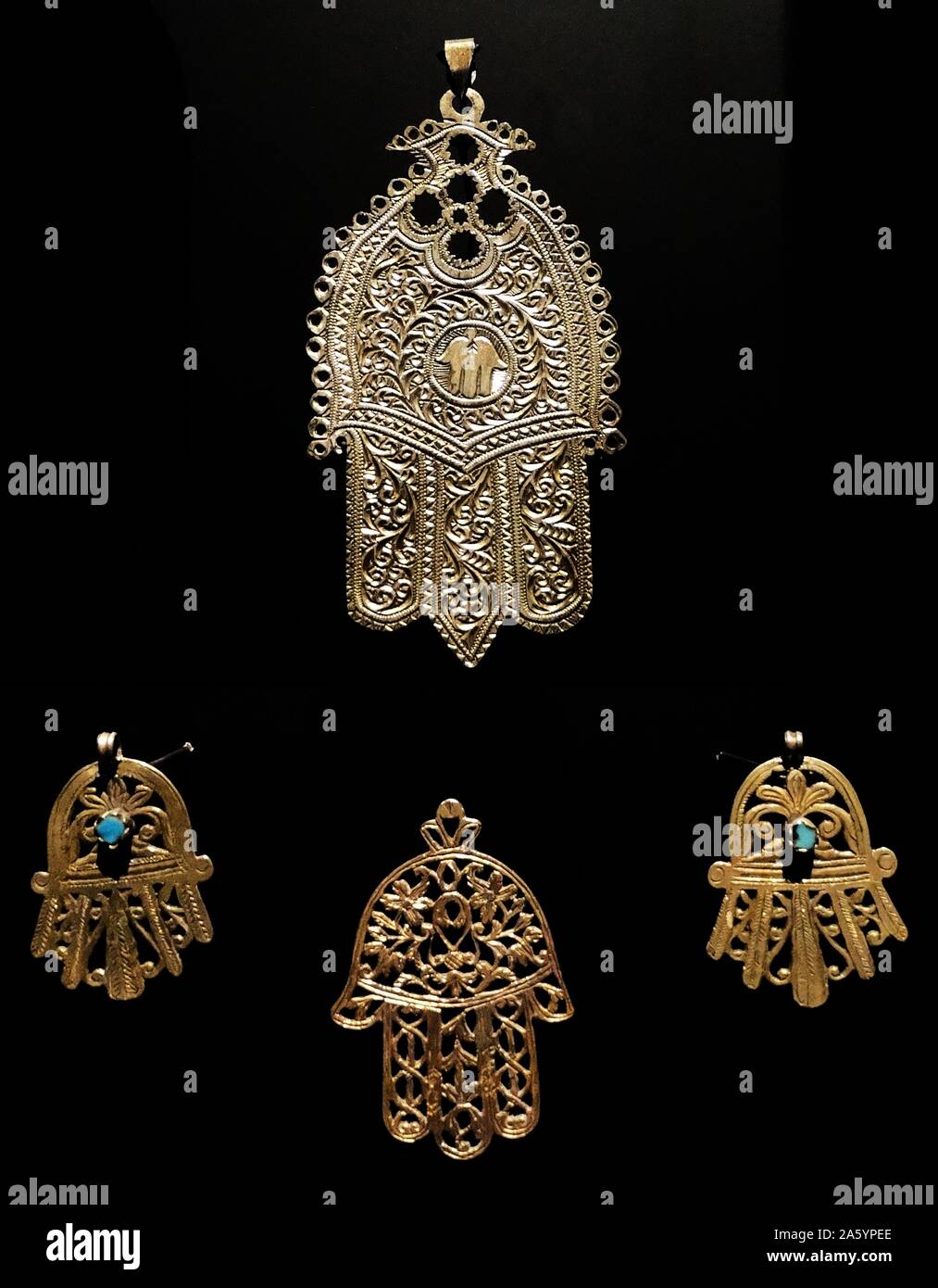 Goldene Palme geformt Amulett, genannt, die Hamsa im gesamten Nahen Osten und Afrika. Vom 18. Jahrhundert Stockfoto