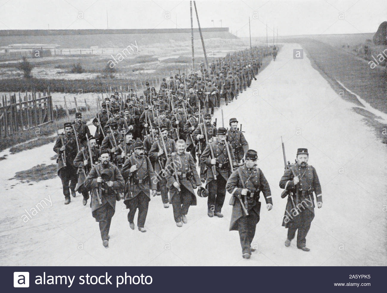 WW 1 französischen Infanteristen auf dem Weg in die Schützengräben, vintage Foto von 1914 Stockfoto