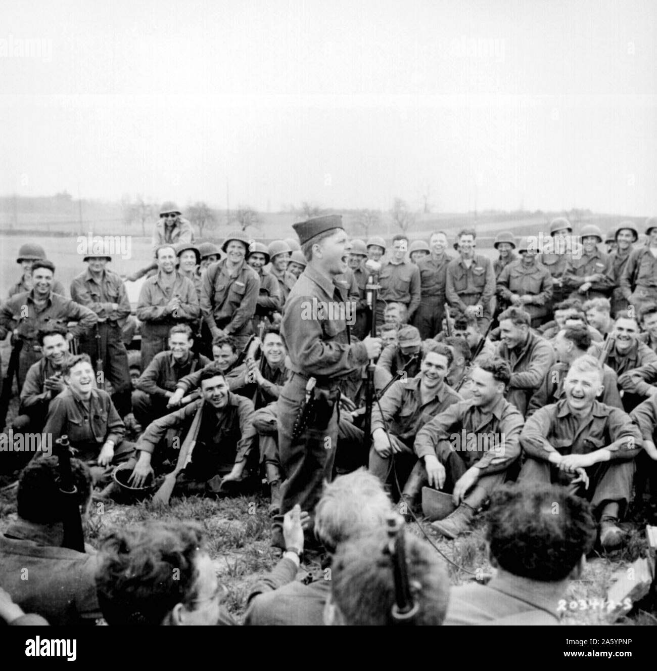 US-amerikanischer Schauspieler Mickey Rooney, Truppen unterhalten uns in Deutschland im April 1945. Mickey Rooney (Joseph Yule, Jr. geboren.; 23. September 1920 – 6. April 2014) war ein US-amerikanischer Schauspieler für Film, Fernsehen, Broadway, Funk und Varieté Stockfoto