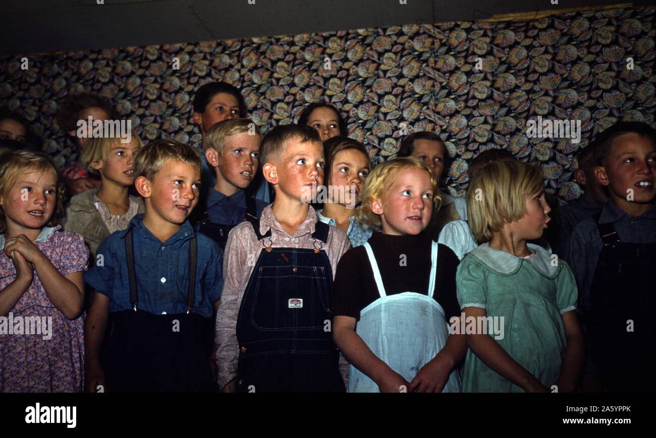Schülerinnen und Schüler singen, Pie Town, New Mexico, USA. Schöpfer Russell Lee, (1903-1986), Fotograf. Farbe. Oktober 1940. Stockfoto