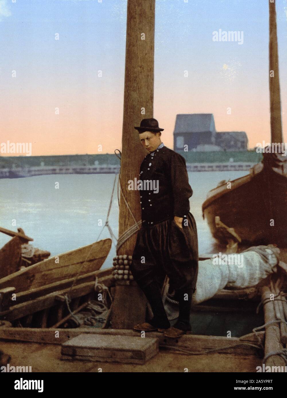 Eine niederländische Fischer, Marken-Insel, Holland. zwischen (ca.1890 - ca.1900). Farbe. Stockfoto