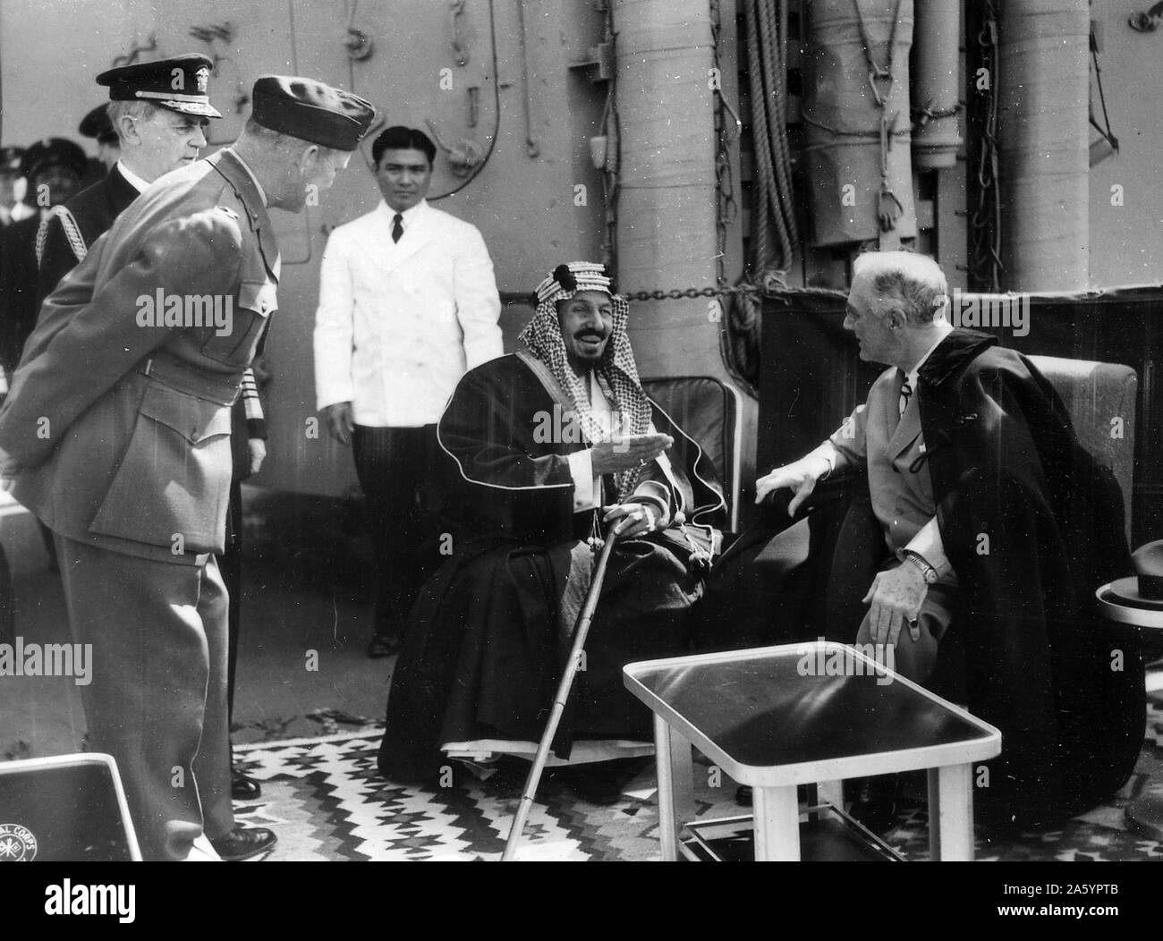 Roosevelt und König Ibn Saud von Saudi-Arabien im großen Bittersee in Ägypten. Notieren Sie Schöpfer Franklin Delano Roosevelt (1882-1945). Datum 14. Februar 1945. Stockfoto