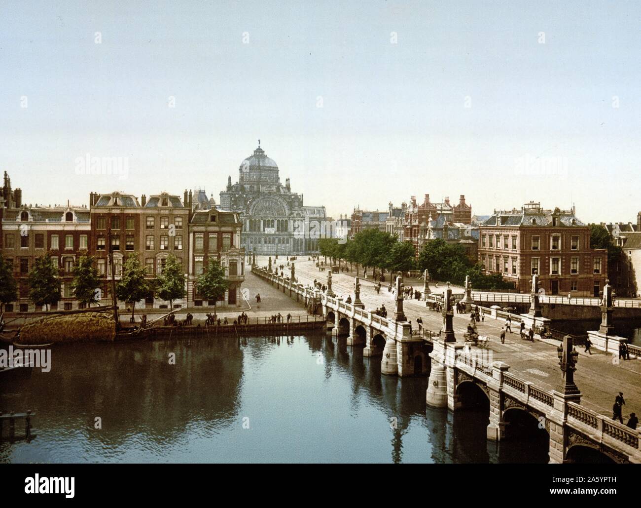 Die große Schleuse, Amsterdam, Holland. bis ca. 1890 ca. 1900. 16 Schleusen befinden sich auf den Kanälen, die in Folge jeden Abend geöffnet werden, um Wasser zu übergeben. Dies hilft Wasserstagnation zu vermeiden und bleibt rein und sauber. Stockfoto