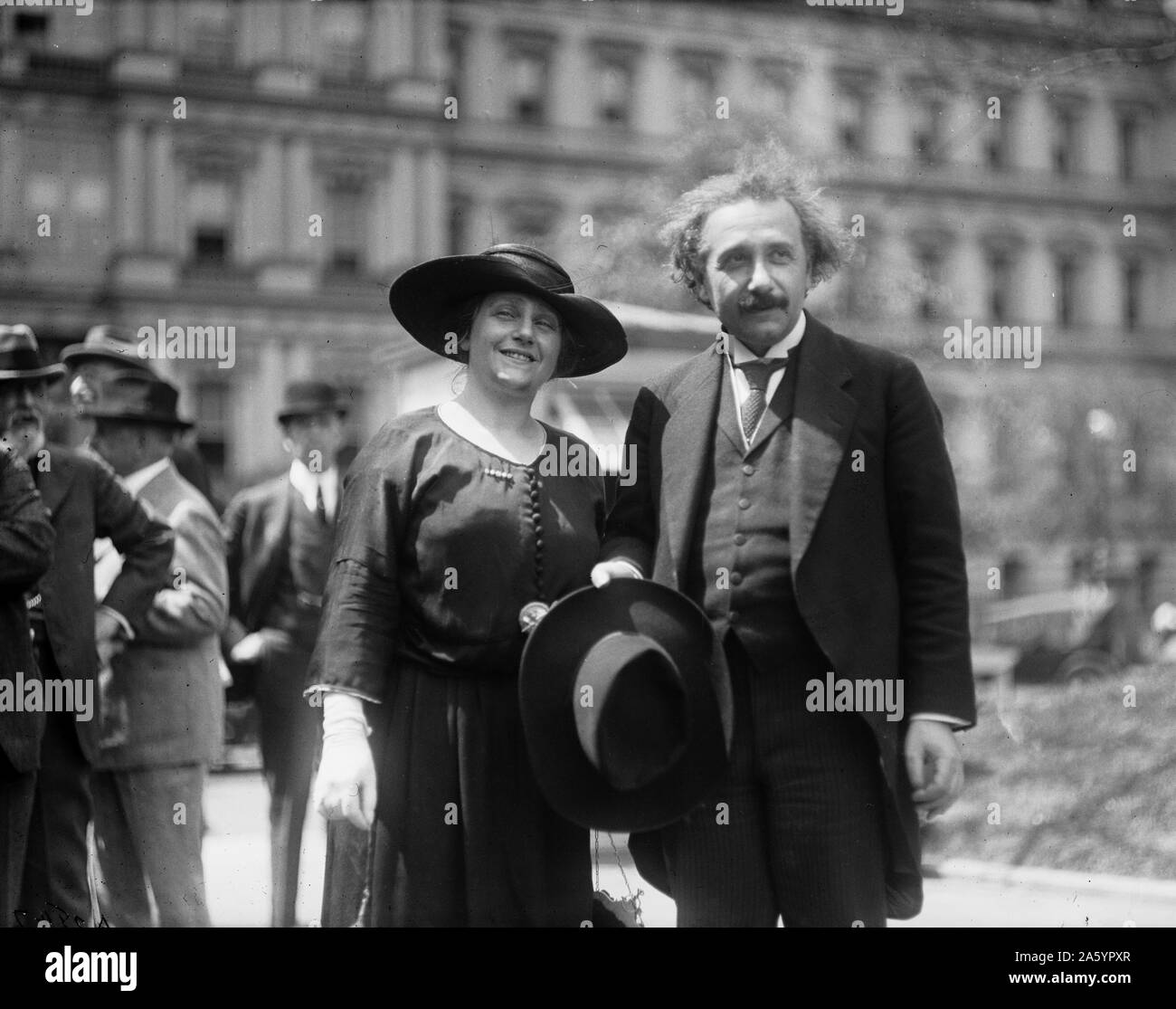 Albert Einstein mit seiner Frau Elsa, Staat, Krieg und Marine Gebäude im Hintergrund, Washington DC. Fotograf-Harris und Ewing. 1921 und 1923. Stockfoto