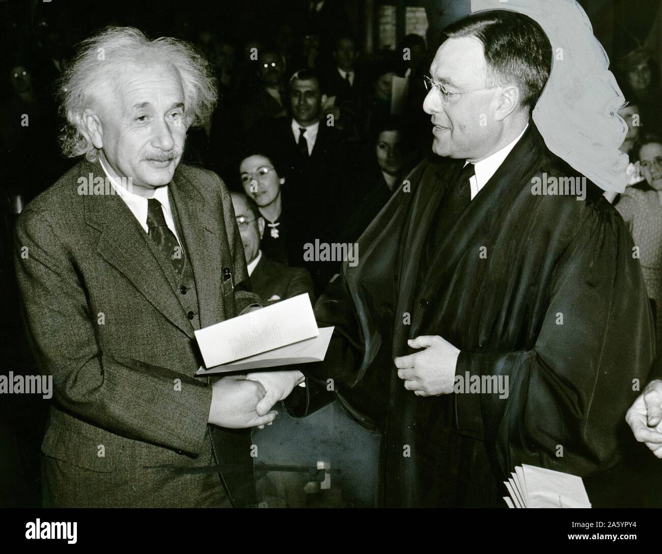 Amerika gewinnt ein berühmter Bürger. 1. Oktober 1940. Foto von Al Au Muller zeigt Albert Einstein von Richter Phillip Foreman, seine Bescheinigung über die amerikanische Staatsbürgerschaft erhalten. Stockfoto