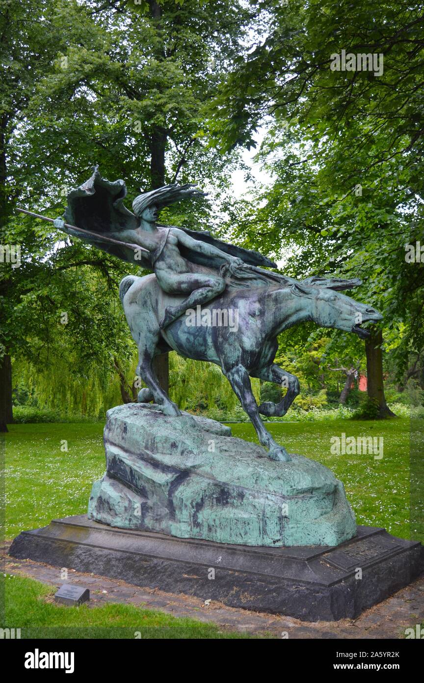 "Walküre" Statue 1908 in Kopenhagen, Dänemark; von Stephan Abel Sinding (1846 – 1922). Norwegisch-dänischer Bildhauer. Im Jahr 1883 zog er nach Kopenhagen Stockfoto