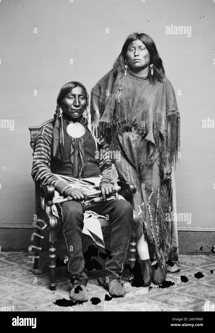 Fotoabzug der Kiowa-Indianer; Lone Wolf und seine Frau Elta. Fotografiert von Curtis (1868 – 1952), US-amerikanischer Ethnologe und Fotograf des amerikanischen Westens und der indianischen Völker. Datiert 1914 Stockfoto