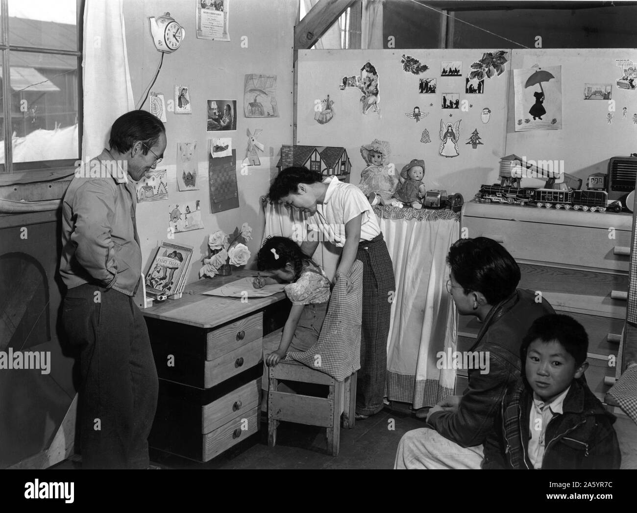 Fotodruck von Tojo Miatake und Familie an der Manzanar Relocation Center, California. Fotografiert von Ansel Adams (1092-1984). Datiert 1943 Stockfoto