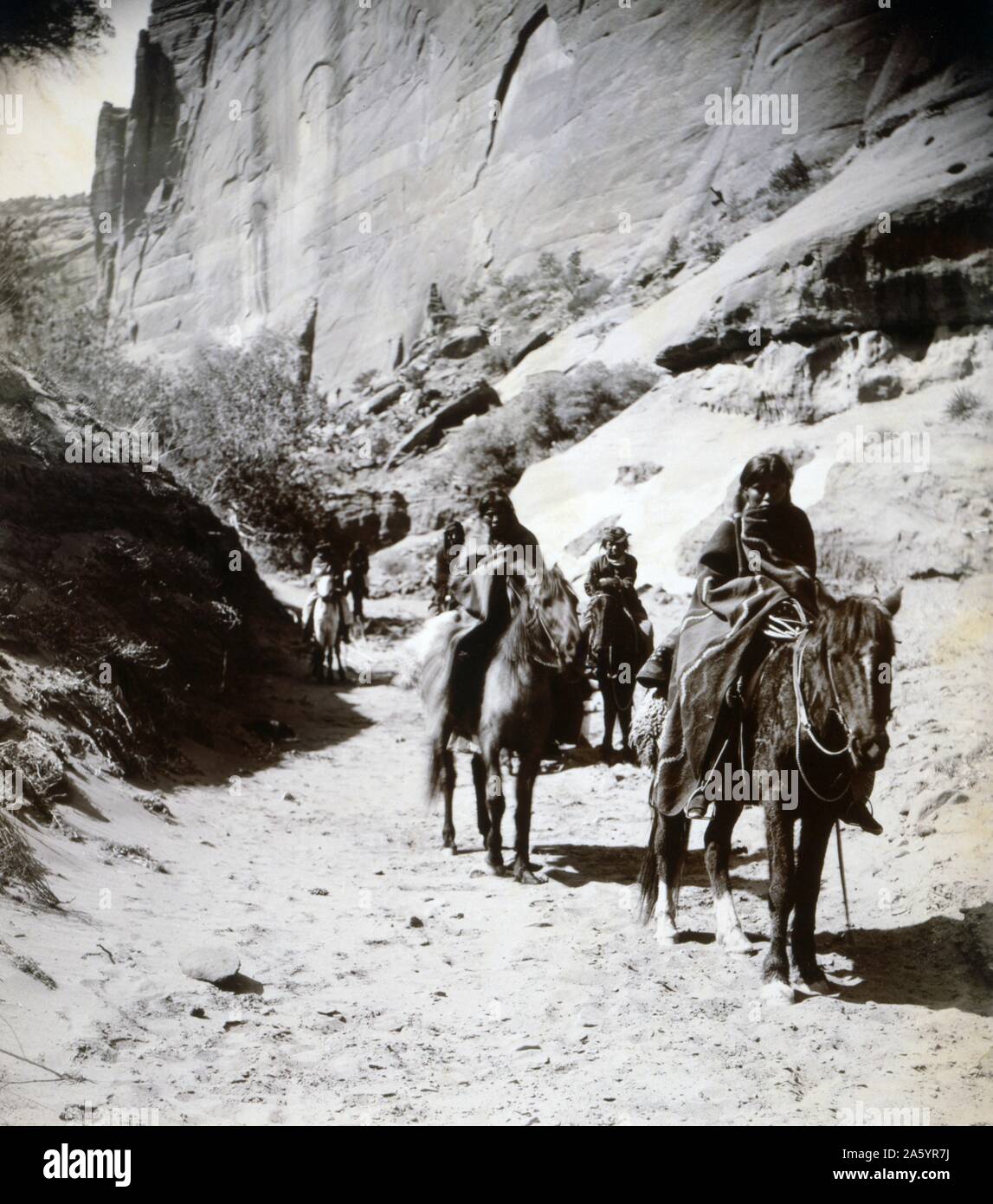 Foto von einer Bande von montierten Navahos durch den Kanon. Fotografierten Curtis (1868 – 1952), US-amerikanischer Ethnologe und Fotograf des amerikanischen Westens und der indianischen Völker. Datiert 1904 Stockfoto