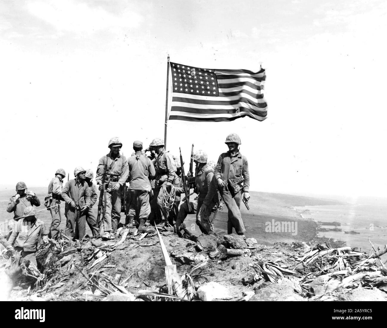 Schlacht von Iwo Jima. Foto während Flagge heben an der Spitze des Vulkans. Stockfoto