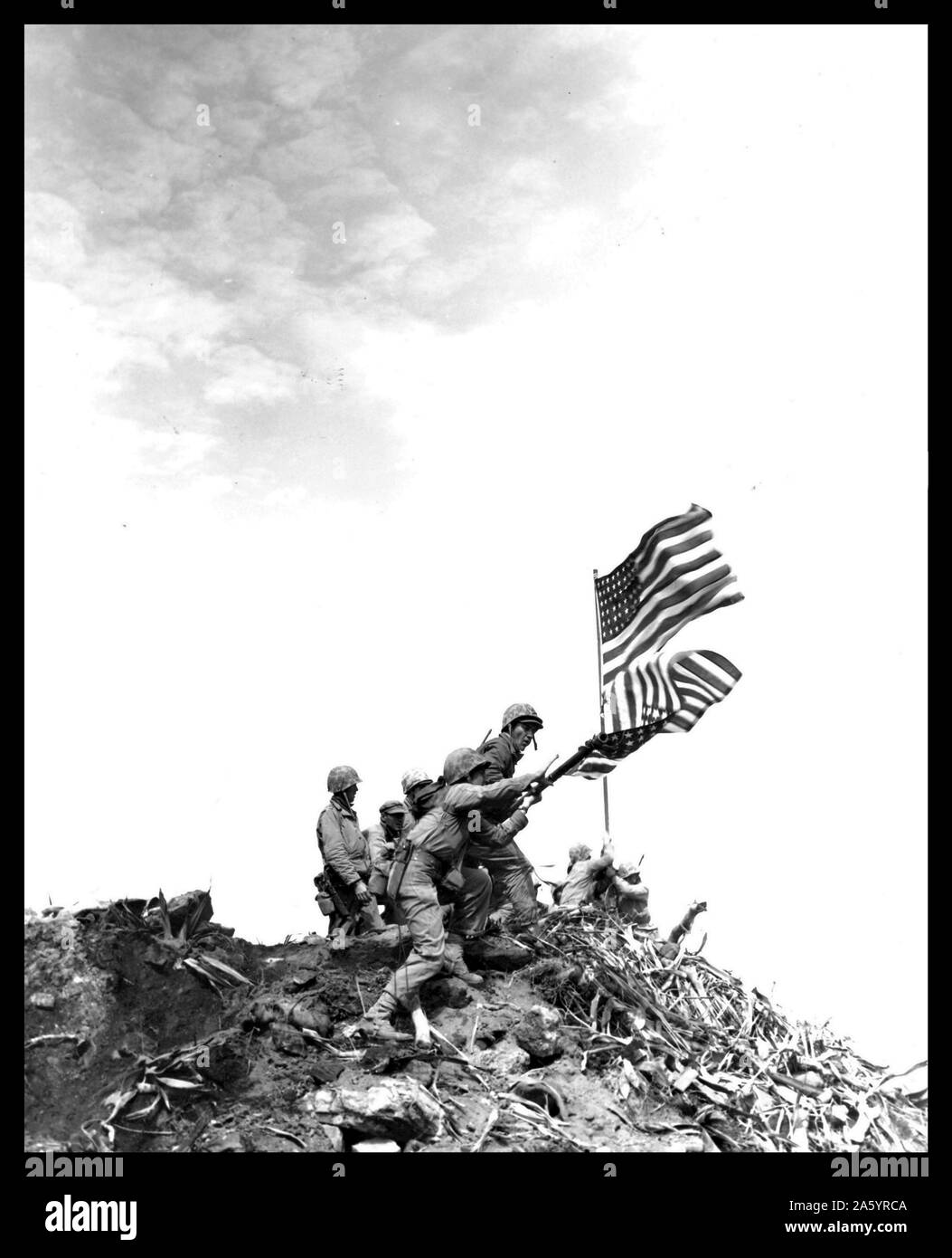 Flagge auf Iwo Jima anheben. Große Fahne installieren auf Mt. Suribachi. Stockfoto